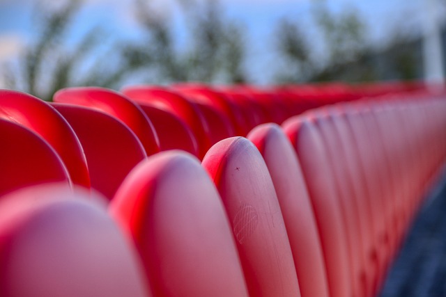 西部竞争激烈！船勇狼角逐季后赛席位，湖人前四岌岌可危.